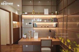 nơi trưng bày rượu hoặc đồ trang trí gần bàn ăn